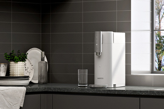 웰스 디지털 냉각 시스템을 장착한 국내 최소 직수 정수기 '웰스더원 디지털 데스크탑'. <웰스 제공>